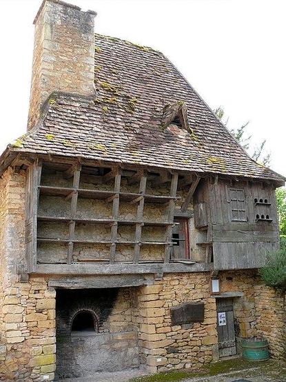 Four à pain dépendant de l'ancien presbytère d'Urval à #LeBuissondeCadouin (#Dordogne) Le four est placé dans un soubassement et construit en maçonnerie de moëllons. Au-dessus est aménagé une réserve à sacs de ...
Suite 👉 https://monumentum.fr/monument-historique/pa00082420/le-buisson-de-cadouin-four-a-pain-dependant-de-lancien-presbytere-durval
#Patrimoine #MonumentHistorique
Photo CC-BY-SA 4.0 : MOSSOT