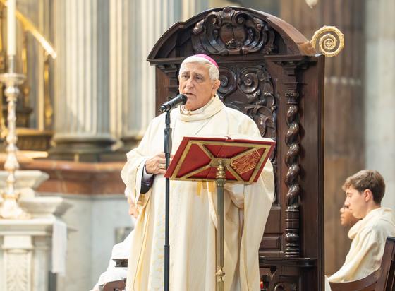 El obispo de Cádiz, Rafael Zornoza, oficia la misa de este domingo, 9 de noviembre, en la catedral de la ciudad andaluza.