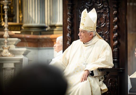 El obispo de Cádiz y Ceuta, Rafael Zornoza, oficia la misa del domingo 9 de noviembre en la catedral de Cádiz.