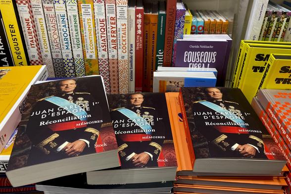 Ejemplares del libro 'Réconciliation', la edición francesa —la primera en publicarse— de las memorias de Juan Carlos I, el martes en una librería de París.