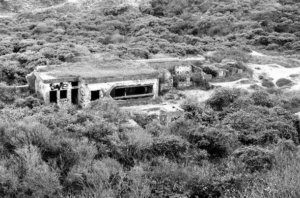 Le fort des dunes à Dunkerque. Un requin est dessiné sur la façade, l’ouverture dans le fort correspond à la gueule de la bête ;)