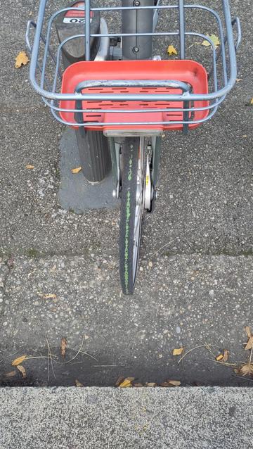 Velov (vélo en libre service lyonnais) avec le pneu avant complètement usé au point de voir la bande verte qui est sous la gomme
