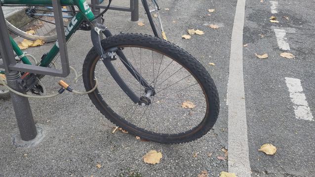 VTT vintage vert avec la roue avant rouillée sur la piste de freinage