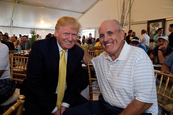 Donald Trump y Rudy Giuliani, en el primer torneo anual de golf de los Yankees en Trump Golf Links (Nueva York), en 2015. (Corey Sipkin / Getty)
