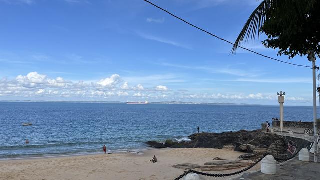 Un océano de mar transparente , a la derecha se ven rocas