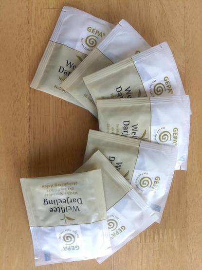 Eine halbe Rosette aus GEPA-Teebeuteln einzeln verpackt in Plastikhüllen