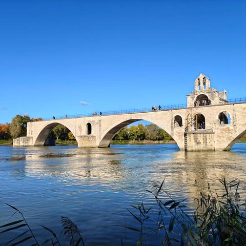 Sous le pont d'Avignon, et alentours