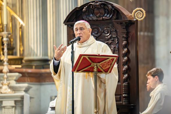 El obispo de Cádiz Rafael Zornoza oficiando la misa del domingo en la Catedral de Cádiz.