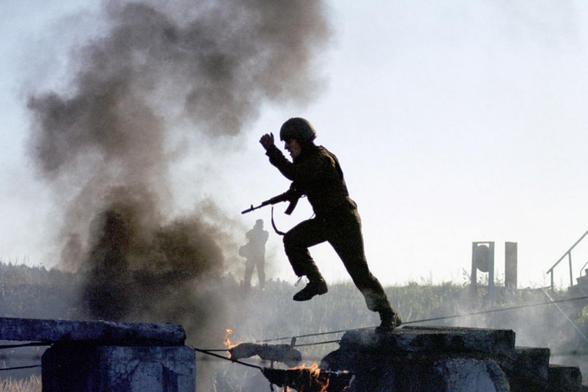 Un soldado ruso corre con su equipo de combate durante el entrenamiento de élite en las afueras de Moscú, en una imagen de archivo. (Oleg Nikishin / Newsmakers / Getty)
