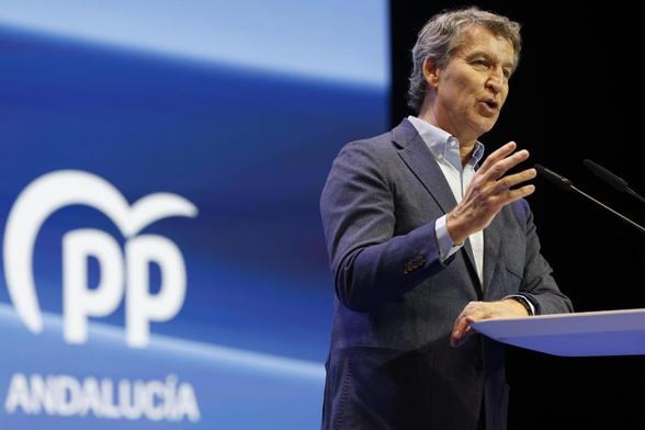 El presidente del Partido Popular, Alberto Núñez Feijóo, habla en la clausura al XVII Congreso del PP de Andalucía, en Sevilla, el 9 de noviembre de 2025. (Julio Muñoz / EFE)