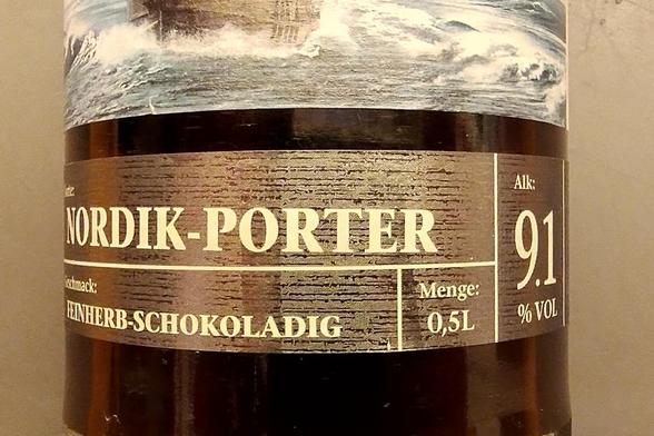 Etikett einer Bierflasche Sorte Nordik-Porter, Menge 0,5 Liter, Alkoholgehalt 9,1 %Vol.