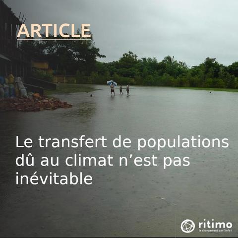 Une zone innondée dans le sud du Bengale occidental, trois personnes au loin dans l'eau jusqu'aux chevilles, l'une avec un parapluie. Sur la gauche, un bâtiment dont on soupçonne que le toit est effondré, avec des matériaux de constructions stockés devant. Le titre de l'article est indiqué sur ce visuel : "Le transfert de populations dû au climat n'est pas inévitable".