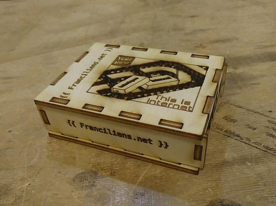 Boîtier en bois pour une brique internet, portant les inscriptions « Franciliens.net », « YUNOHOST », « labrique inter.net », et « This is Internet »