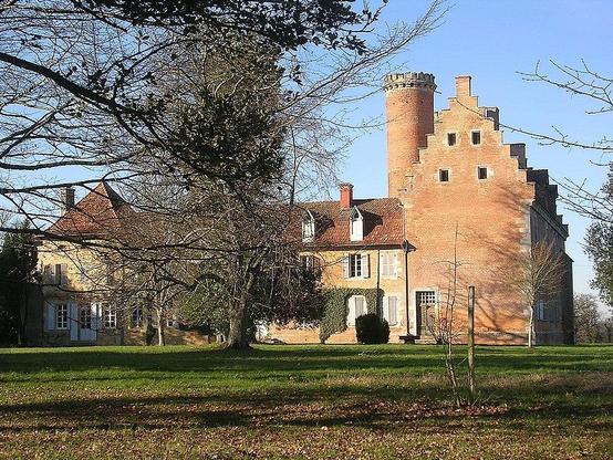 Château du Lau à #DuhortBachen (#Landes) Château reconstruit au milieu du XVe siècle (architecture empreinte d'influence flamande) pour Antoine de Castelnau, chambellan de Louis XI, sur le site d'un castelnau m...
Suite 👉 https://monumentum.fr/monument-historique/pa00084030/duhort-bachen-chateau-du-lau
#Patrimoine #MonumentHistorique
Photo CC-BY-SA 4.0 : Jibi44