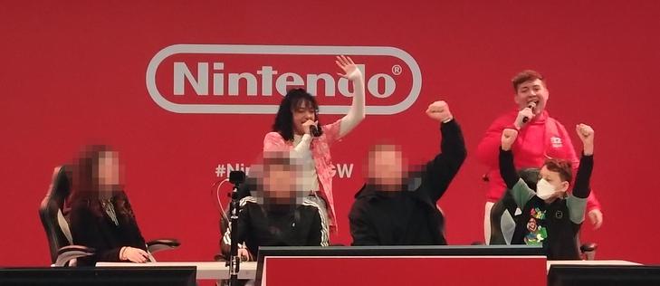 Pendant l'édition 2025 de Paris Games Week, sur le podium du stand Nintendo, un héro porte un masque FFP2 et célèbre sa victoire sur la mauvaise qualité de l'air intérieur à Paris Expo, Porte de Versailles.