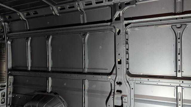 Seitenwand vom Fiat Ducato mit Nummern.