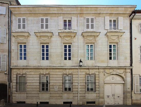 Hôtel particulier, dit hôtel de Loras à #BourgenBresse (#Ain) Le terrain fut occupé par le couvent des Cordeliers, puis par des maisons le long de la rue Bourgmayer et par le couvent des Ursulines. En 1771, le ...
Suite 👉 https://monumentum.fr/monument-historique/pa00116325/bourg-en-bresse-hotel-particulier-dit-hotel-de-loras
#Patrimoine #MonumentHistorique
Photo CC-BY-SA 4.0 : Chabe01