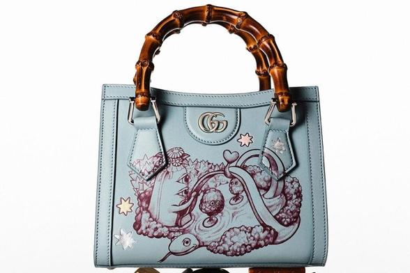 グッチ、ヒグチユウコが描く“魔法の森”ハンドバッグ＆ドレス姿の猫キーチェーン - ファッションプレス