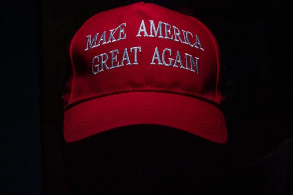 Una gorra de béisbol con el lema "Make America Great Again" (MAGA, por sus siglas), en defensa del presidente de EEUU, Donald Trump. (Anna Barclay / Getty Images)