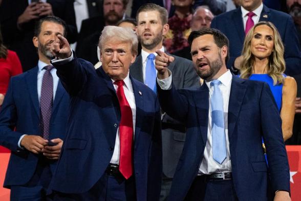 Donald Trump y J.D. Vance, durante el primer día de la Convención Nacional Republicana en Milwaukee (Wisconsin), 15 de julio de 2024. (Tom Williams / CQ-Roll Call, Inc via Getty Images)