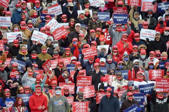 Simpatizantes del presidente de EEUU, Donald Trump, en un acto en el Aeropuerto Regional de Reading, en Bern Township, (Pensilvania), el 31 de octubre de 2020. (Ben Hasty / MediaNews Group / Reading Eagle via Getty Images)