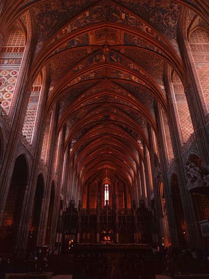 Vue sur le chœur et le jubé sculpté de la cathédrale, qui est recouverte de peintures de la renaissance