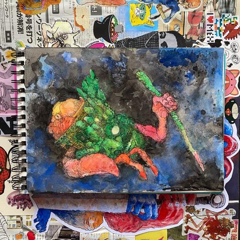 Ilustración en acuarela de una criatura que es una cabeza con un edificio con patas de cangrejo y un brazo humanoide con un báculo. Con fondo negro con manchones azules y la criatura es entre verde y roja