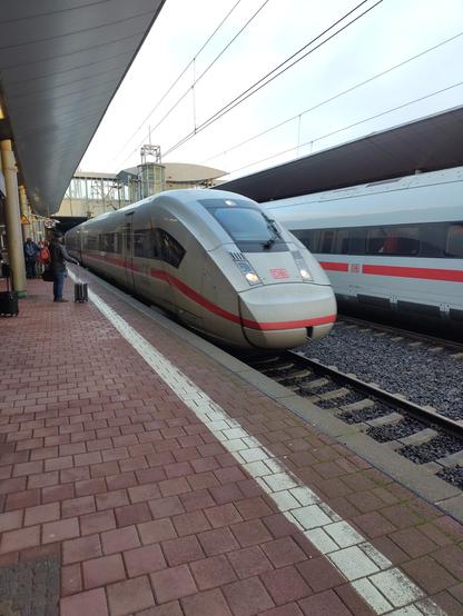 ICE 4 bei Einfahrt in den Bahnhof Kassel-Wilhelmshöhe