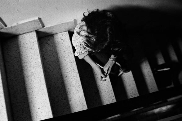 Una mujer inyectándose droga en la escalera de un edificio del centro de Madrid en 1988.