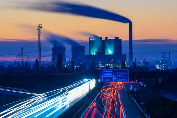 Tráfico delante de la central eléctrica de Schkopau (Alemania), el pasado 3 de septiembre.