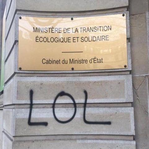 Photo auteur inconnu d'un tag LOL sous la plaque de Ministère de la transition écologique et solidaire - Cabinet du Ministre d'Etat