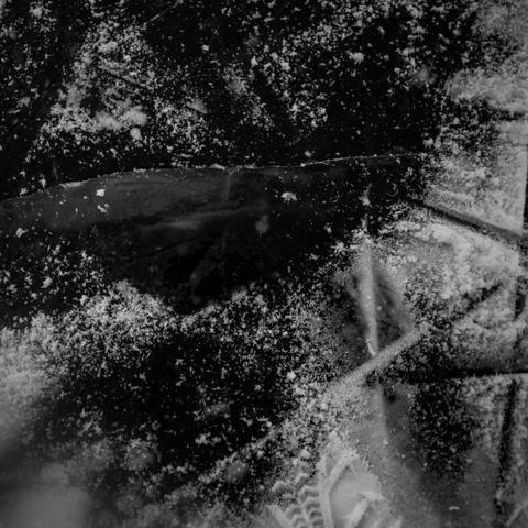 De la glace, des craquelures et un peu de neige.