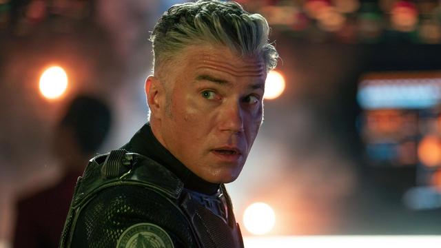 <img alt="Star Trek: Strange New Worlds 3 – una stagione tra leggerezza e tragedia con migliaia di vittime" class="webfeedsFeaturedVisual wp-post-image" height="900" src="https://i0.wp.com/static0.srcdn.com/wordpress/wp-content/uploads/2025/11/anson-mount-as-captain-christopher-pike.jpg?w=1600&amp;h=900&amp;fit=crop&amp;w=1600&amp;resize=1600,900&amp;ssl=1" style="display: block; margin-bottom: 5px; clear: both;" title="Star Trek: Strange New Worlds 3 – una stagione tra leggerezza e tragedia con migliaia di vittime" width="1600" /><div class="starw-prima-del-contenuto_4" id="starw-1985751339"><div id="addendoContainer_Interstitial"></div></div><p>La <strong>terza stagione di <em>Star Trek: Strange New Worlds</em></strong> si distingue per il sorprendente equilibrio tra toni leggeri e momenti di forte impatto drammatico. Dietro l’apparente atmosfera spensierata e le scelte narrative eccentriche che hanno caratterizzato questa nuova fase della serie, si nasconde infatti una stagione segnata da <strong>decine di migliaia di morti</strong>, molte delle quali appartenenti a specie non umane o entità digitali.</p><div class="starw-contenuto_6" id="starw-61231806" style="margin-top: 2px; margin-bottom: 2px;"><!-- BOX 300x250 Articolo 1 -->
<div id="addendoContainer_9001" style="width: 300px; height: 250px;">
</div></div>
<p>Pur mantenendo un tono vivace e sperimentale, con incursioni nei generi della <strong>commedia, della farsa e del racconto romantico o horror</strong>, la serie 