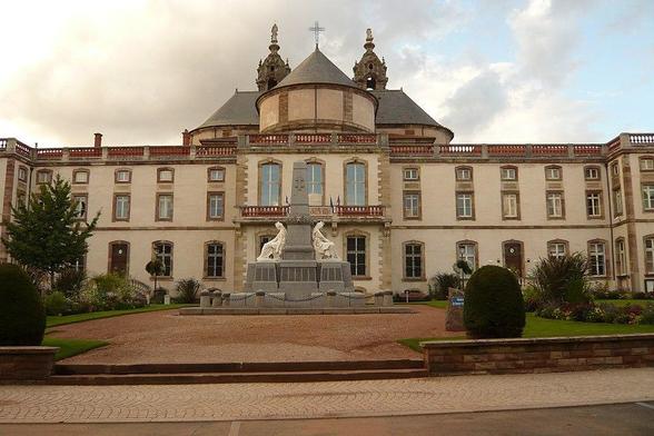 Ancien hôtel abbatial Saint-Rémy à #Lunéville (#MeurtheEtMoselle) Créée au Xe siècle et occupée par des chanoines réguliers de l'ordre de Saint-Augustin à partir du XIIe siècle, l'abbaye a connu un nouveau souf...
Suite 👉 https://monumentum.fr/monument-historique/pa54000071/luneville-ancien-hotel-abbatial-saint-remy
#Patrimoine #MonumentHistorique
Photo CC-BY-SA 4.0 : Jane023