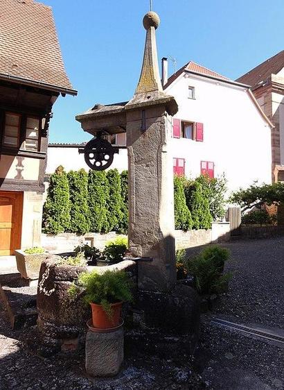 Maison à #Rosheim (#BasRhin) Construction XVIe siècle. Portail d'entrée de la cour, facades et toitures du bâtiment principal et de son annexe et puits dans la cour : inscription par arrêté du 5 avril 1930.
Suite 👉 https://monumentum.fr/monument-historique/pa00084910/rosheim-maison
#Patrimoine #MonumentHistorique
Photo CC-BY-SA 4.0 : © Ralph Hammann - Wikimedia Commons