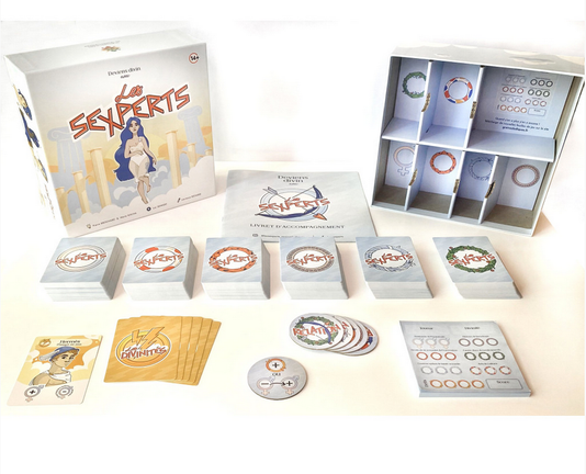 Photo du matériel du jeu "Les Sexperts". La boîte est carrée, montrant le logo du jeu et la déesse Aphrodite en robe diaphane sur un fond clair montrant l'Olympe. Le contenu de la boîte est disposé sur le devant : un livret de règles, six piles de cartes de questions, des cartes de divinités et quelques jetons. Le matériel a des couleurs claires.