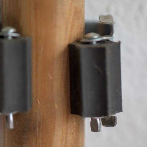 Besenhalter in einer Fahrzeughalle