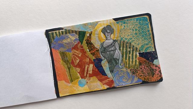 Un collage sur un carnet avec un dessin rétro d'un buste de femme en corset.