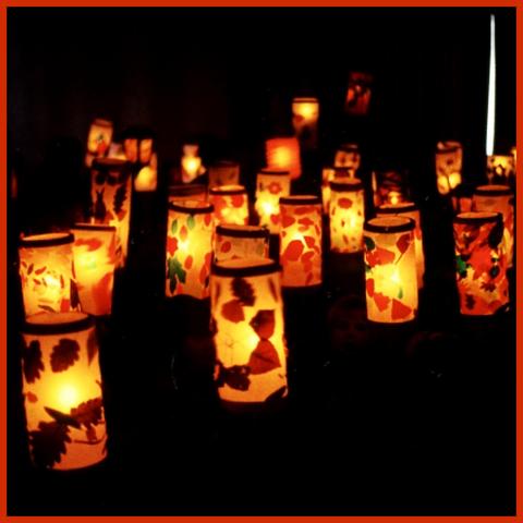 Farbfoto von hell leuchtenden Laternen in der Dunkelheit