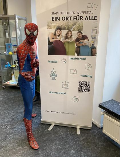 Spider-Man neben RollUp der Stadtbibliothek