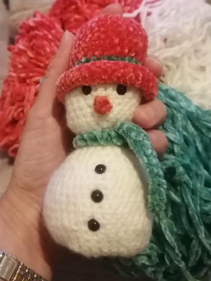 Il pupazzetto di neve finito, con cappello in ciniglia arancione e sciarpetta in ciniglia verde