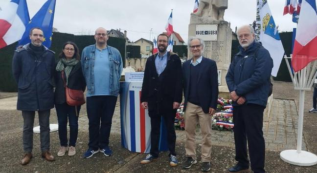 les membres de MVP devant le monument aux morts
