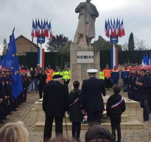 plusieurs générations devant le monument aux morts