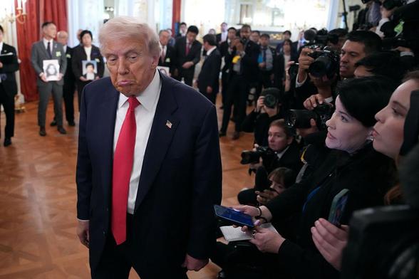 Donald Trump hace un gesto de hastío a la prensa en su visita al Palacio de Akasaka, el 28 de octubre de 2025 en Tokio, (Japón). (Andrew Harnik / Getty)
