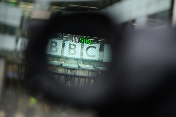 La sede de la BBC en Londres, a través del objetivo de una cámara de televisión, el 10 de noviembre de 2025. (Leon Neal / Getty Images)