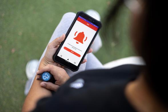 Una víctima de malos tratos que utiliza las pulseras antimaltrato.