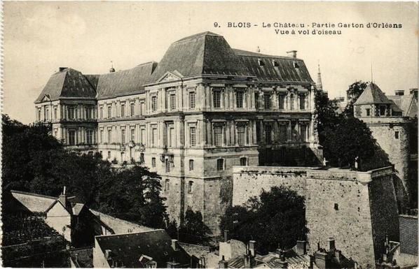 Blois-Le Chateau-Partie Gaston d'Orleans-Vue a vol d'oisseau à #Blois (#LoirEtCher)  #CartePostaleAncienne 👉 https://cartorum.fr/carte-postale/249625/blois-blois-le-chateau-partie-gaston-dorleans-vue-a-vol-doisseau