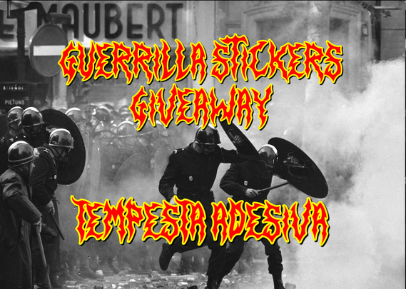 Foto in bianco e nero di scontri tra polizia e fumo in strada; testo in stile punk rosso con bordo giallo recita: “Guerrilla Stickers Giveaway – Tempesta Adesiva”.