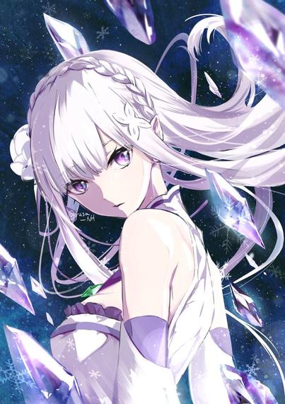 Ilustración de una mujer joven de estilo anime con cabello largo y plateado que fluye, adornado con una trenza lateral y una flor blanca. Tiene ojos intensos de color violeta y orejas ligeramente puntiagudas. Viste un atuendo elegante predominantemente blanco con detalles en lila o morado, mostrando un hombro y un detalle de joya verde en el escote. Mira directamente al espectador por encima de su hombro izquierdo con una expresión seria o enigmática. El fondo es un cielo nocturno azul oscuro salpicado de estrellas y copos de nieve, con numerosos cristales de hielo puntiagudos y brillantes de tonos morados y blancos flotando a su alrededor, creando una atmósfera mágica y helada.