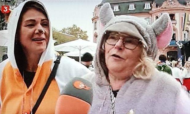 Zwei Frauen in flausch-Overalls, das eine hat Maus-ohren.